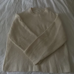 Vit stickad tröja ifrån gina tricot💞 - Jättefin vit stickad tröja ifrån gina tricot & är helt i nyskick!!💞säljer för att den inte kommit till användning!!💞