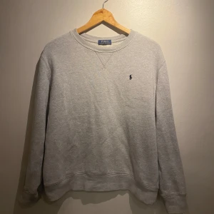 Ralph lauren tröja - Säljer denna tröja från Ralph Lauren tröja. Storlek S men passar som XS/S. 