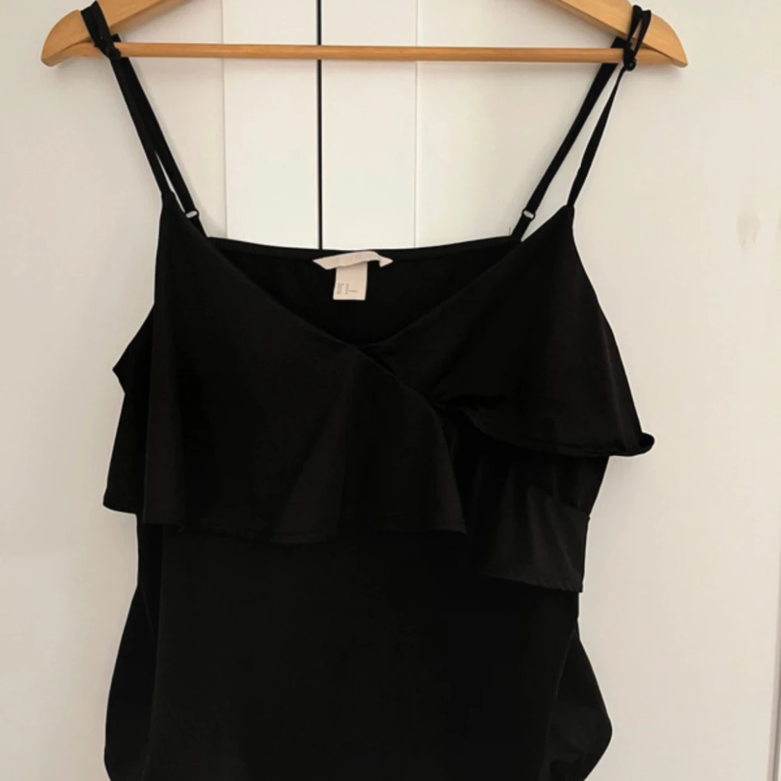 Svart volangtop med smala axelband