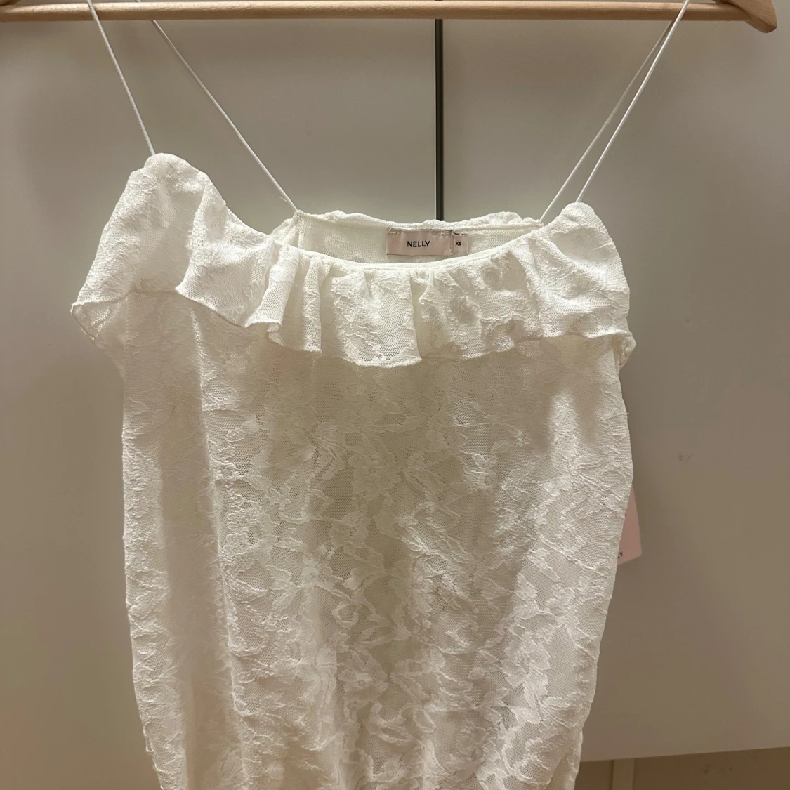 Vit spetslinne med volang från Nelly - 1