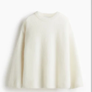 Vit oversized mohair tröja från hm - Säljer denna skit snygga populära vita mohair tröjan som är slutsåld. Använd fåtal gånger och säljer då den aldrig kommer till användning. Skriv för fler bilder. Nypris 999