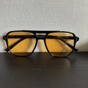 Svarta solglasögon med orange glas - Ett par snygga solglasögon som passar in med stilen grisch eller old money.💸 Väldigt stilrena och inte använda över huvud taget.💯 Kvalitén är på topp och om man undrar över något så är de bara att höra av sig!🤩😊