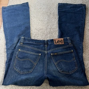 Blå bootcut jeans från Lee - Snygga blå bootcut jeans från Lee i storlek W29 L33💞 Lite slitna nertill, se bild!