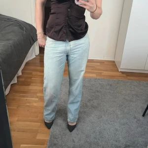 Ljusblå raka jeans  - Så snygga raka jeans, ljusblå. De sitter fint på, inte supertighta men inte super lösa. Väldigt fina. Och nästan o använda och lågmidjade. 
