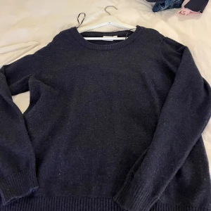 Mörkblå stickad tröja från VILA - Mysig mörkblå stickad tröja från VILA i storlek XL. Tröjan har rund halsringning, långa ärmar och breda ribbade muddar vid ärmslut och nederkant.   Sitter lite oversized på mig som vanligtvis har S