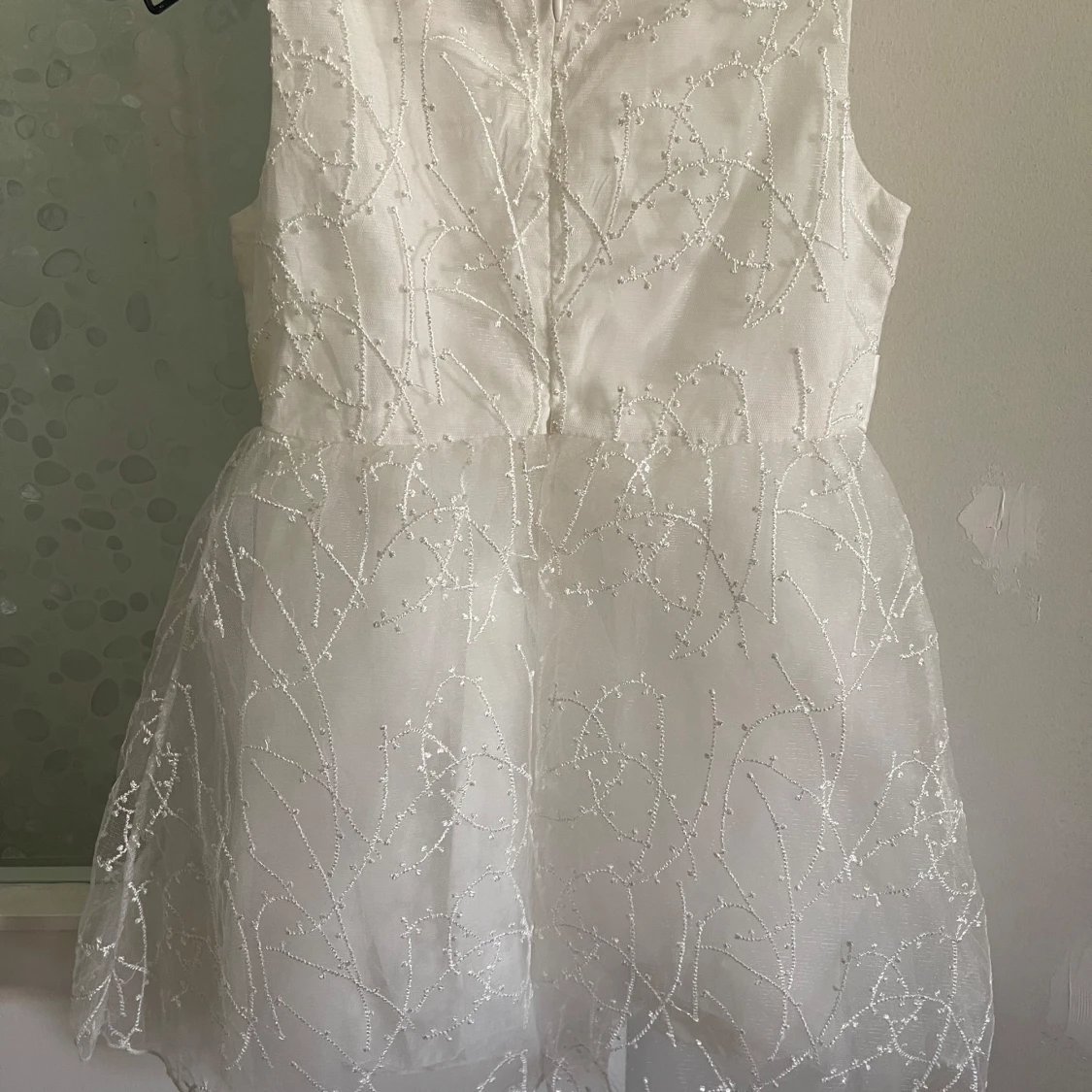 Vit kortklänning med broderade detaljer - 1