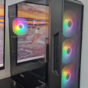 Ny Gaming-Pc med Rtx 3050 ASUS & Ryzen 5 5600x Spelklar direkt!  - Bilderna visar en kraftfull gamingdator med RGB-belysning, ASUS GeForce RTX  3050 grafikkort, AMD-processor 5 5600x och en snygg, modern design. Perfekt för dig som vill ha hög prestanda och snygg setup till spel och kreativt arbete. Skärmen visar höga FPS, vilket passar dig som vill ha en snabb och responsiv spelupplevelse. Datan är inklusive nyssbyggt inget fel kan även testas om det behövs. 