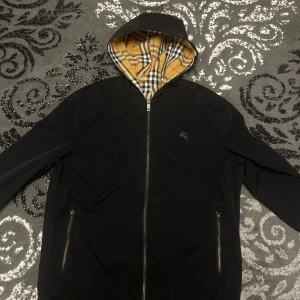 Burberry WindBreaker - - Burberry WinBreaker  - Skick = Völdigt bra skick använd den några gånger funkar perfekt! - Burberry inom jackan och utanför på zippen väldigt fin - Storlek L fastar passar i M också - 1-3 dagars leverans tid spårbart 🚚