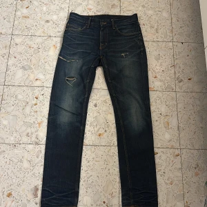 Mörkblå jeans Tiger of Sweden 28/32 - Tja! Säljer ett par SVINFETA tiger of Sweden jeans. De har schyssta slitningar och har perfekt tvätt enligt mig!    Nypris ≈ 1600kr, jag säljer för 449. Hör av dig vid frågor! 