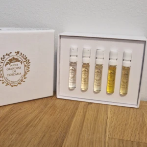 Giardini di Toscana parfymset - Exklusivt parfymset med testers från Giardini di Toscana med fem små sprayflaskor i glas. Setet innehåller följande parfymer: Shabby Chic,BoraBora, Celeste, Almafolia och Colonia Nobile. Perfekt för dig som vill testa flera lyxiga parfymer. Alla testers är endast sprayade vid 1 tillfälle.