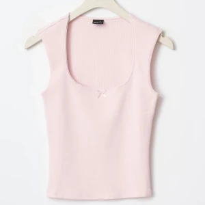 rosa topp med rosett - ny med prislapp, säljes pga fel storlek🩷