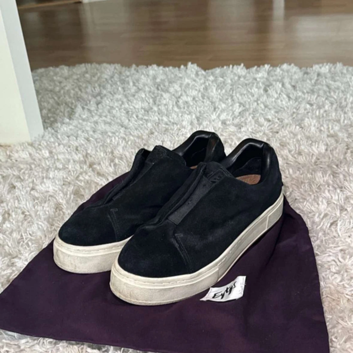 Svarta slip-on sneakers från Eytys - 4
