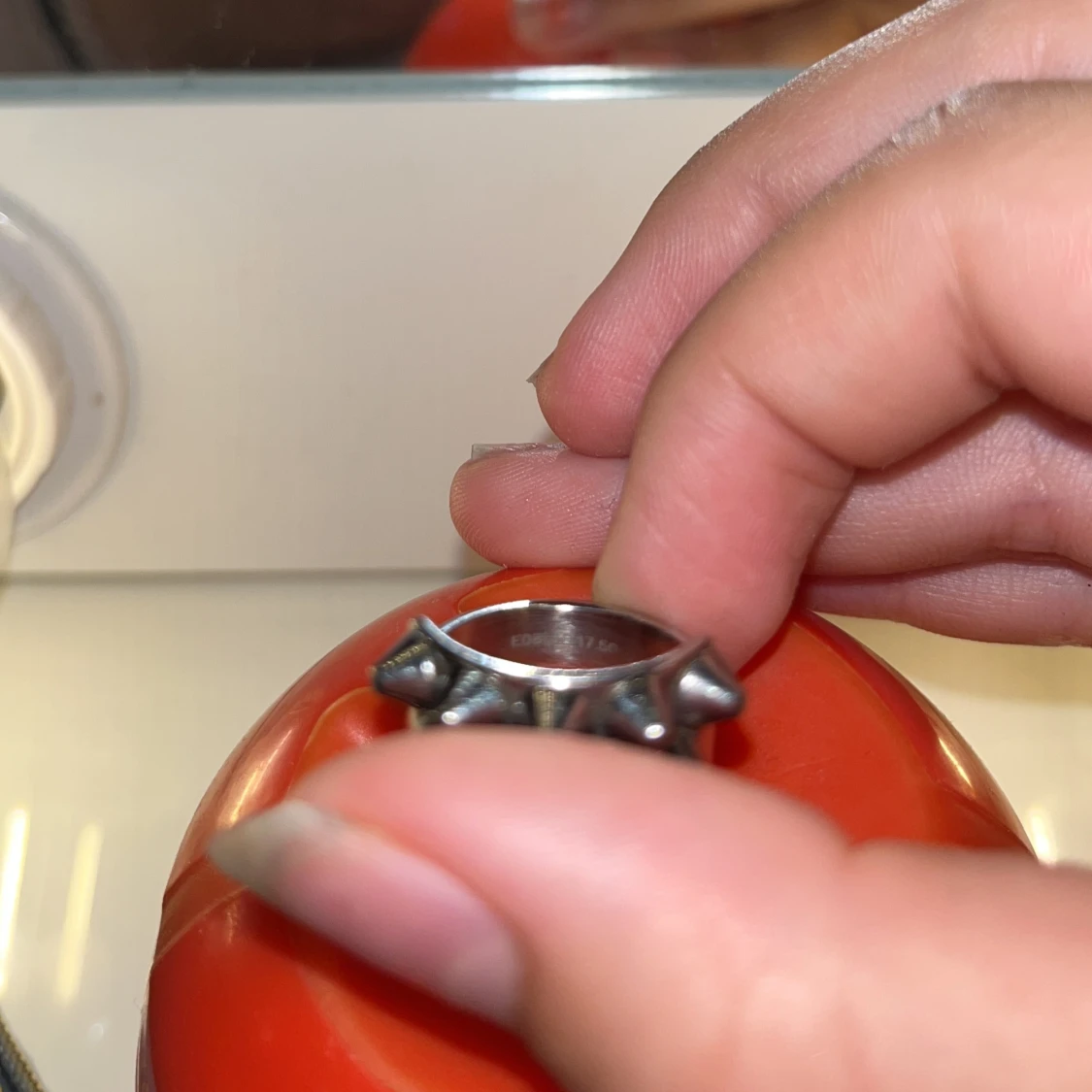 Två silvriga Edblad ringar med nitar - 3