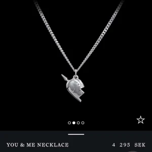 Maria Nilsdotter halsband silver - Silvrigt halvhjärtat från maria nilsdotter, för fler bilder skriv privat. (Skickas utan ask då jag säljer denna och andra halvan separat och vara har en ask) pris går att diskutera. Helt perfekt skick. 40cm kjedja. Nypris 4295 då man köper i sett så säljer för hälften.