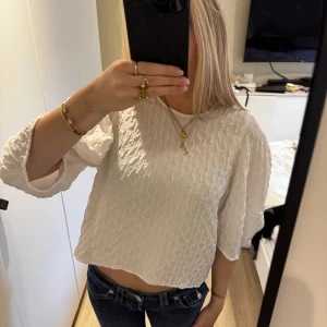 Vit blus med struktur - Supersöt vit blus med puffiga armar från zara. Är använd men väldigt varsamt. Det finns inte heller några tecken på defekter! Säljer då jag inte använder den så mycket längre💗 (storleken som står på tröjan är xl men den passar verkligen bra på mig som vanligtvis har på mig s/m)