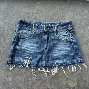 Jeans kjol Dolce&Gabbana  - Så snygg jeans kjol som tyvärr inte passar mig och har därför ingen bild på! Midjemått tvärsöver: 39cm Längd:28cm💕