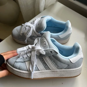 Adidas Campus i ljusblå mocka - Säljer mina adidas campus nu då jag inte fått någon användning av de, de är i storlek 36 och använda kanske 2 gånger. 
