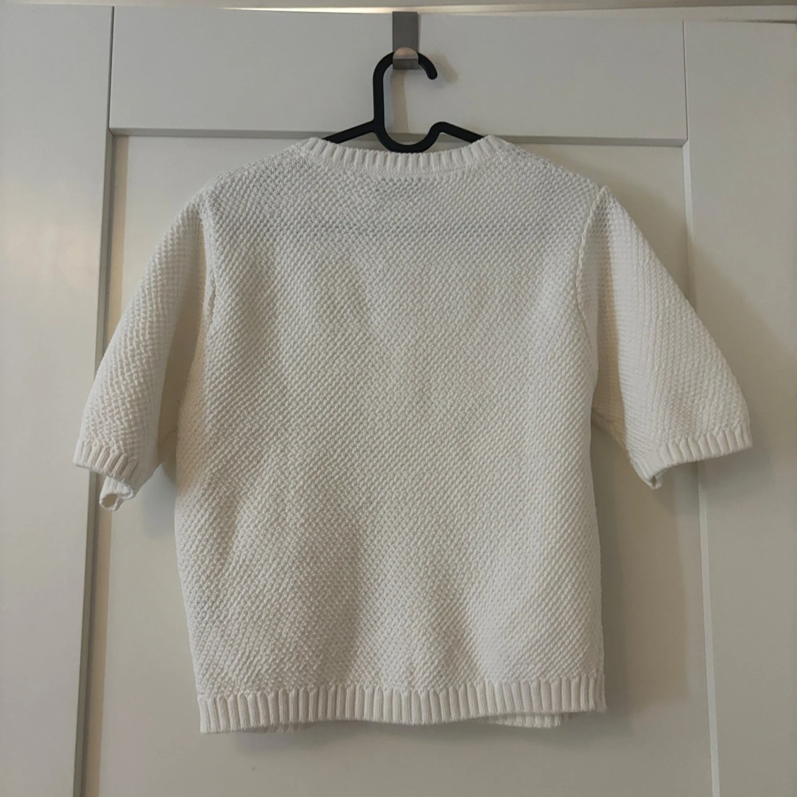 Vit stickad kofta med guldknappar - 2