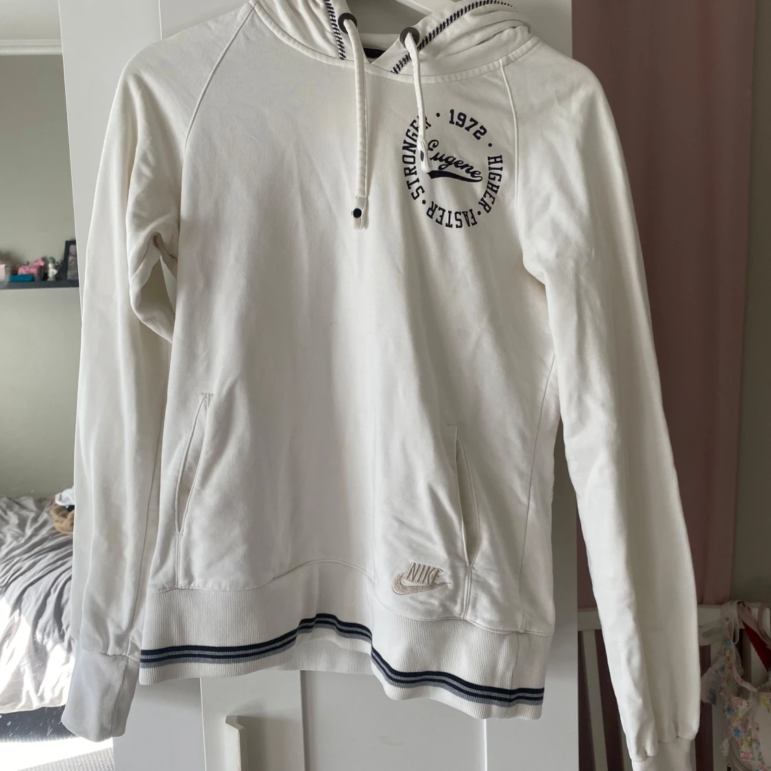 Vit hoodie från Nike med tryck - 1