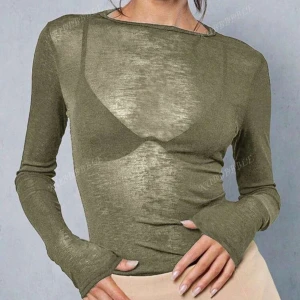 Olivgrön transparent långärmad topp - Snygg olivgrön långärmad topp i transparent och tunn bomullsblandning. Modellen är tight och har rund halsringning samt långa ärmar med tumhål. Perfekt för lager-på-lager och en cool, minimalistisk look. Aldrig använd.