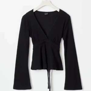 Knyttopp - Säljer denna superfina knyttopp ifrån Gina tricot i storleken M men passar S också❤️