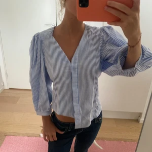 Randig blus från zara - Trendig slutsåld blus från zara! 