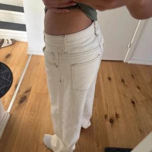 Cream denim jeans Bershka - Använt en gång!! Jag är 171cm
