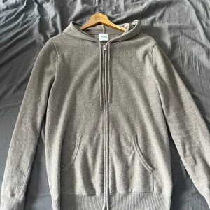 John Henric Kashmir Kofta - Säljer nu en väldigt stilren och schysst kashmir kofta från märket John Henric, denna ligger på runt 2400kr helt ny men säljes här för 1600kr. Skicket på denna är extremt bra, inga defekter eller liknande. Kan gå ner i pris vid snabb köp. Hör av dig vid frågor eller funderingar!