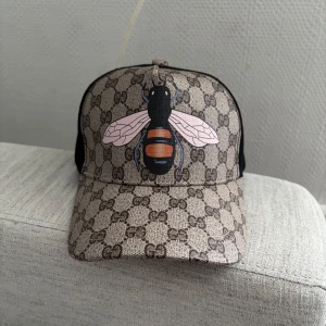 Beige keps med bi - Skriv privat vid frågor osv