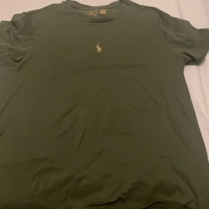 Grön t-shirt från Polo Ralph Lauren - Säljer en oliv grön t-shirt från Polo Ralph Lauren 