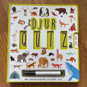 Djur Quiz med whiteboardpenna - Upptäck en interaktiv bok om djur med quiz och dolda svar. Boken innehåller en whiteboardpenna för att skriva svar och dra ut flikar för att se om du har rätt. Perfekt för att lära sig om djur från hela världen på ett roligt sätt.