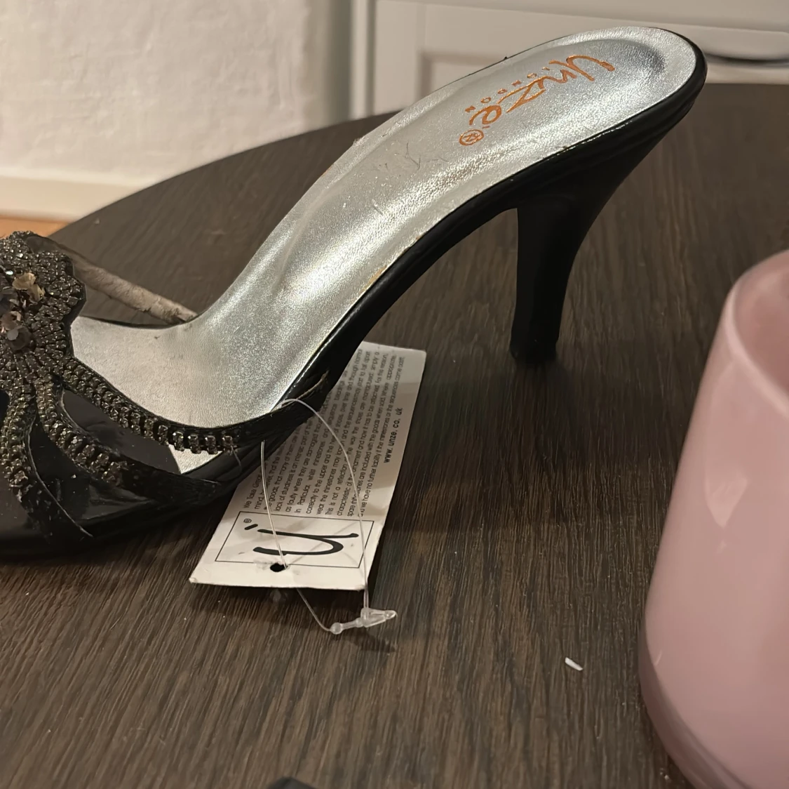 Svarta sandaler med dekoration från Unze London - 3