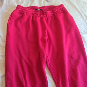 Rosa mjukisbyxor från Bikbok - Snygga och bekväma Bikbok mjukisbyxor som är rosa med ton av blå som ej karman ta fram  med snörning i midja. Är som ny skick utom de 2 mini skada på benet längst ner och ett småt svart märke på andra benten. 