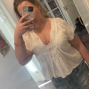 Sommartopp - Säljer en söt vit blus från Saint Tropez med v-ringning och broderade detaljer. Den är i mycket fint skick💞