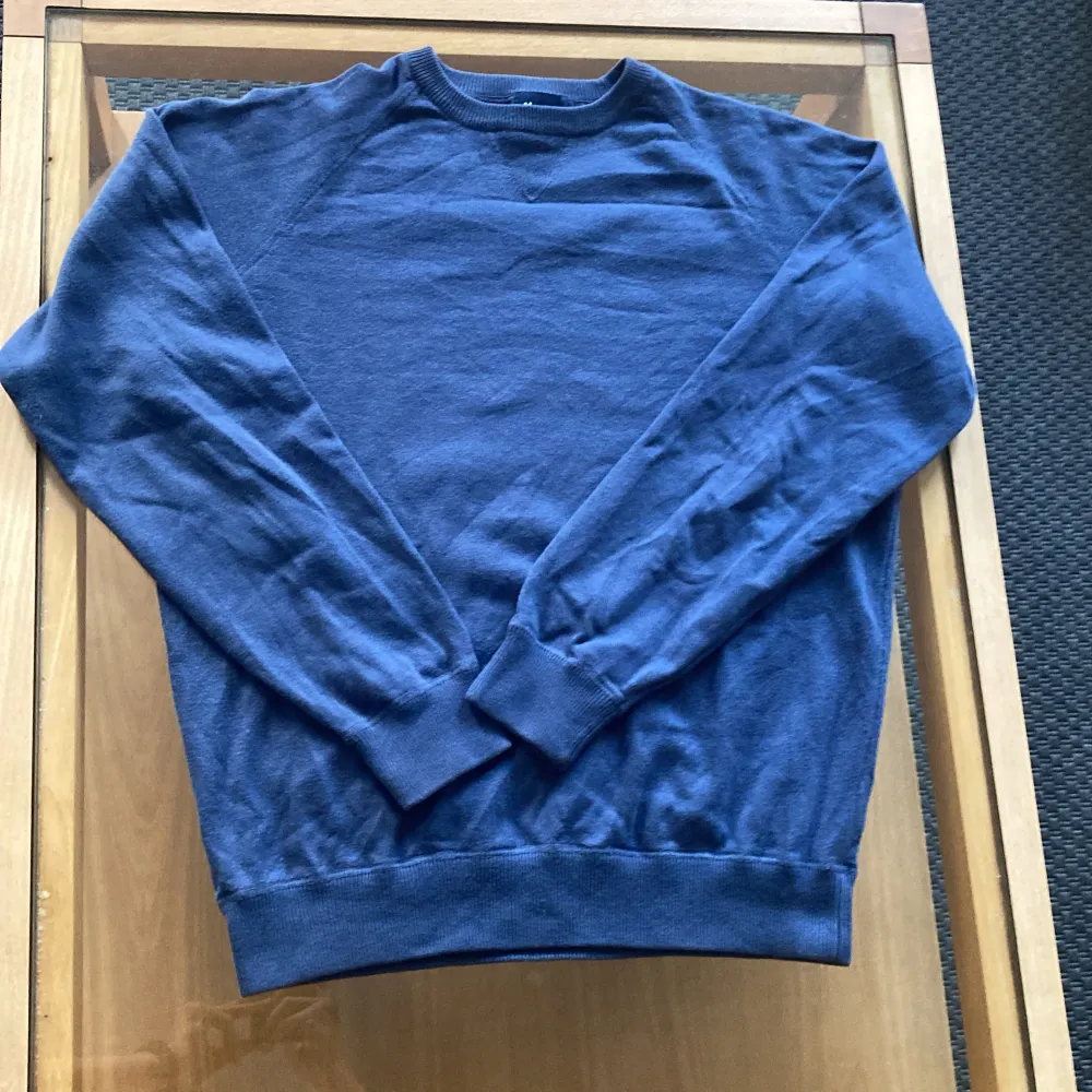 Säljer en stilren blå tröja från Massimo Dutti. Tröjan har en klassisk design med rund hals och långa ärmar. Perfekt för en avslappnad look.. Neuletakit & Villapaidat.