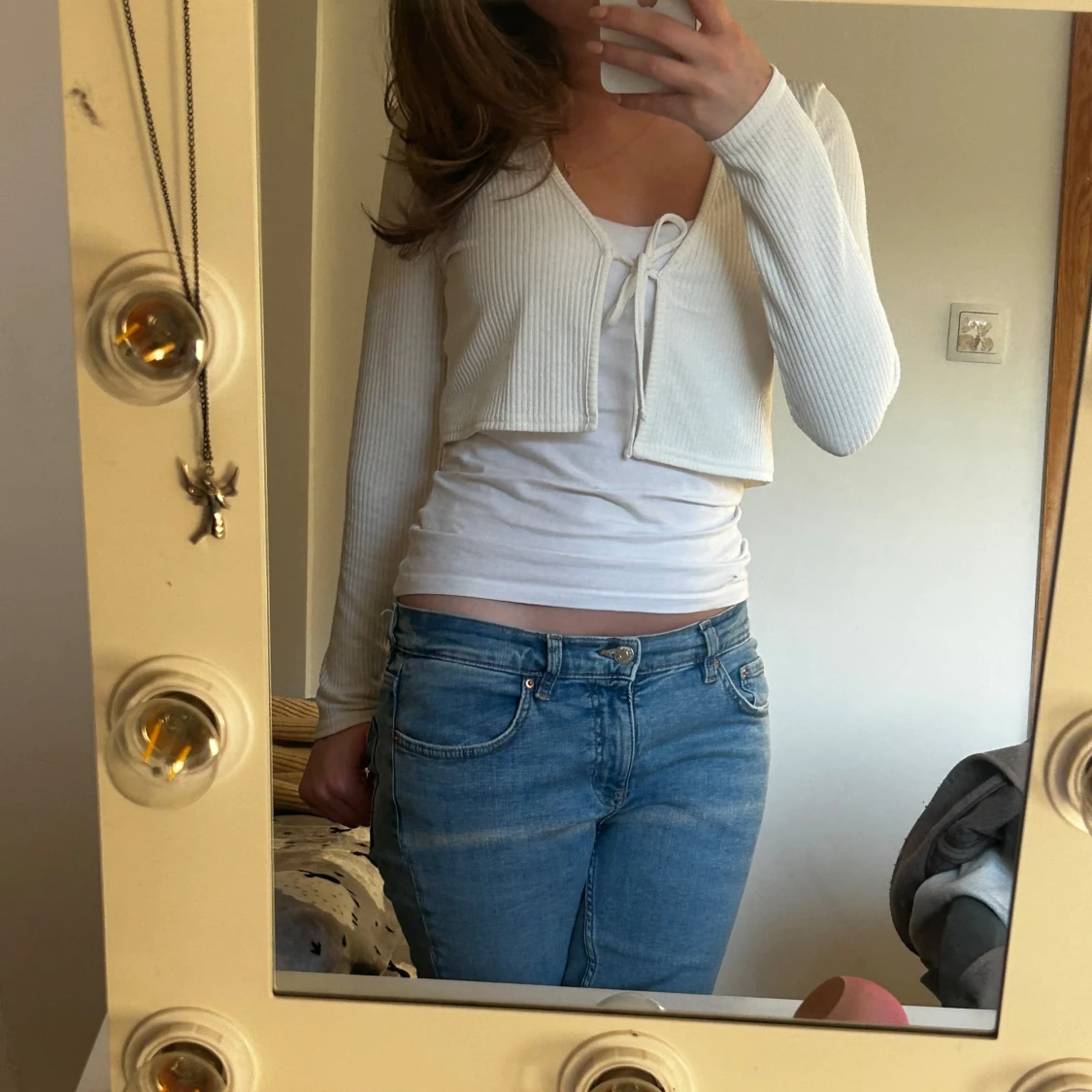 Vit ribbad kofta med knyt