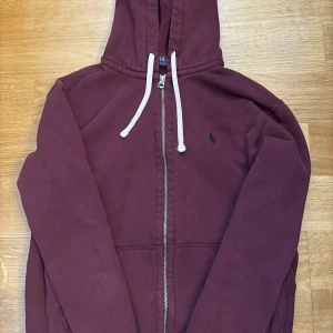 Ralph lauren hoodie - Hej säljer nu min vinröda hoodie från ralph lauren. Riktigt stilig hoodie som passar till vardagen. Priset är diskuterbart. Vid frågor eller funderingar är det bara att skriva🙏❤️
