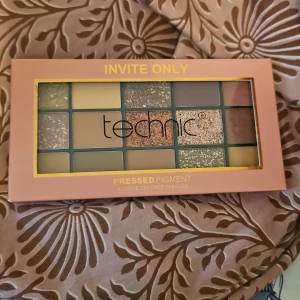 Ögonskuggspalett Invite Only från Technic - Snygg ögonskuggspalett från Technic med namnet Invite Only. Innehåller flera nyanser av pressade pigment, inklusive glittriga och matta toner. Perfekt för att skapa både vardagliga och festliga looks.