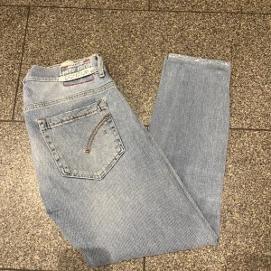 Dondup jeans - Säljer dessa riktigt snygga dondup jeans i väldigt bra skick, knappt använda. Nypris ligger runt 3000kr. Säljer för 950. Storlek w31