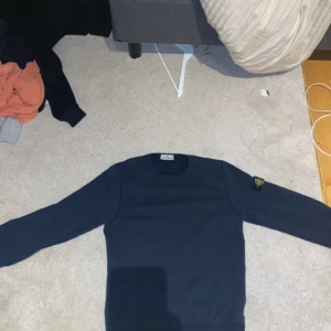  Stone Island tröja - Säljer en stilren mörkblå tröja från Stone Island inga defekter tröjan är lite smutsig på bilden bara tvätta så är den perfekt inte sönder någon stans skick 8/10