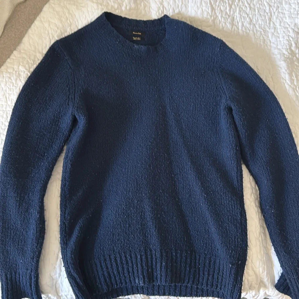 Säljer en stilren mörkblå tröja från Massimo Dutti. Den har en klassisk rund hals och ribbade muddar vid ärmslut och nederkant. 88% ull 12% polyamide. Storlek M. Den är i bra skick men är lite nopprig . Neuletakit & Villapaidat.