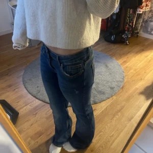 Blå utsvängda jeans - Snygga blå jeans med låg midja och utsvängd passform. Använda men inte alls mycket. Nypris är 530
