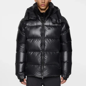 J.lindeberg creek down jacket.  - Säljer en snygg dunjacka från j.lindeberg. Storlek medium. Jag har inte använt den alls mycket dock har de tillkommit 2 små små hål längst ner fram på den, Syns knappt alls och vill man laga de så blir de helt osynligt. Därav priset!!! Nypris 5500kr och kvittot finns kvar.