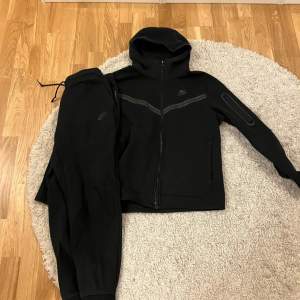 Svart - Nike Tech Fleece i super kvalité😍🔥 knappast använda och perfekt för både träning eller att ha på sig som vanliga kläder👍(äkta såklart) -> priset går att prata om <-