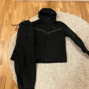 Nike Tech Fleece - Set - Svart - Storlek M - Svart - Nike Tech Fleece i super kvalité😍🔥 knappast använda och perfekt för både träning eller att ha på sig som vanliga kläder👍(äkta såklart) -> priset går att prata om <-