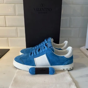 Valentino flycrews  - Säljer nu dessa fina flycrews då det tyvärr inte har kommit så mycket till användning. Storlek 41 (passar 42)                                Skick 9/10 lite smått smutsiga på bilderna men annars utmärkt skick, Alla nitar kvar!              Box, dustbag och extra snören tillkommer! Hör av dig vid fler funderingar! 