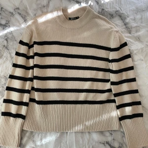 Randig stickad tröja  - Ifrån Gina Tricot, storlek xs. Superfint skick endast använd enstaka gång!!
