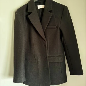 Svart kavaj från Nelly - Svart kavaj/kappa i tjockare material. Knappt använd. 