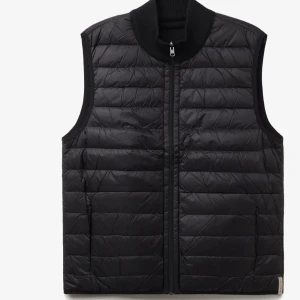 Falconeri väst kashmir/dun - Väldigt sparsamt använd väst från Falconeri, som ny. Den är reversibel (vändbar) med ena sidan kashmir och andra dun. Nypris 3499kr.