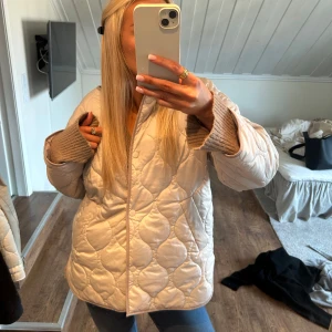 beige quiltad jacka - superfin jacka från bikbok i storlek XS men är väldigt stor i storleken då jag normalt har M i överdelar💕 inga defekter 🤗